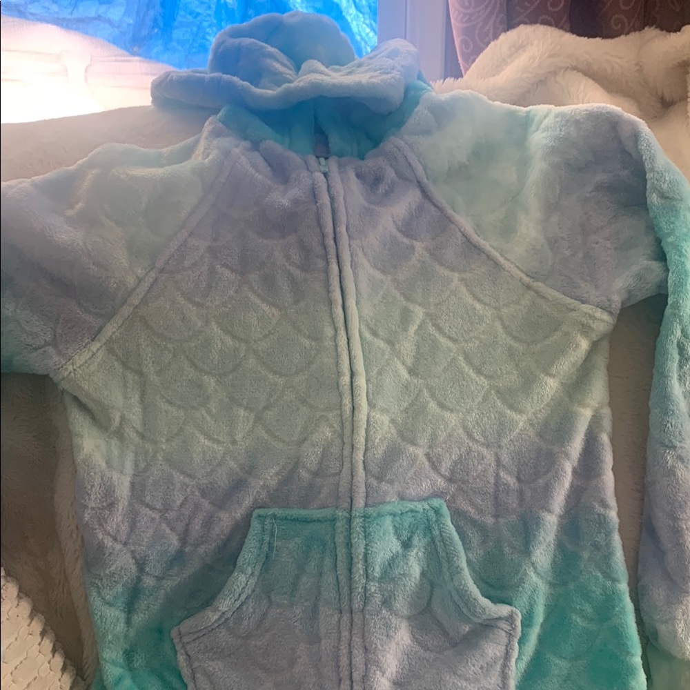 Blue Puffer Jacket with Zip-Up Style and Quilted Pattern